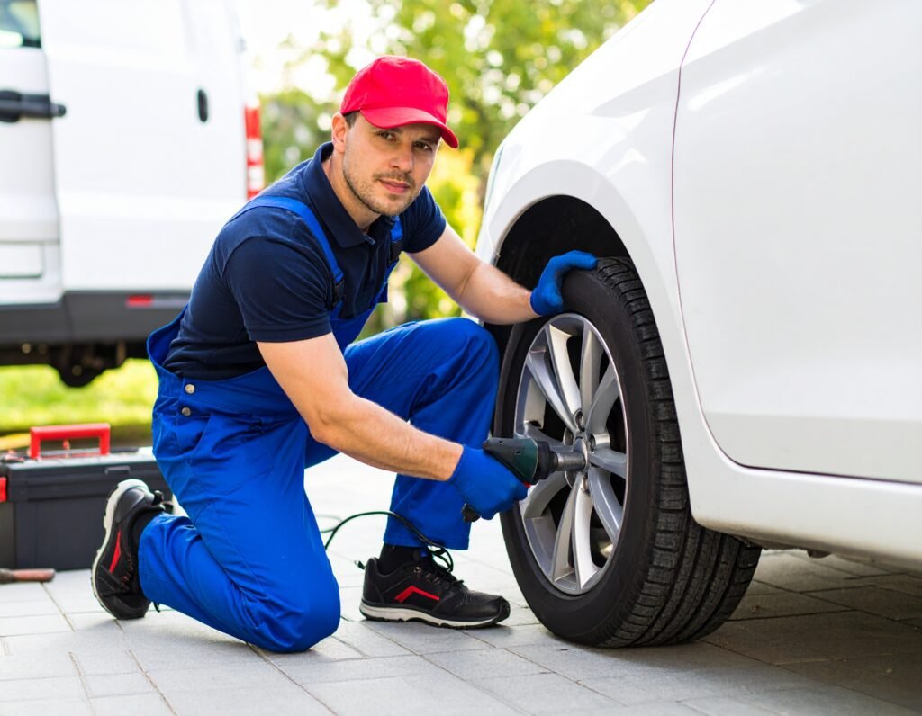 Firefly_ Photo ultra-réaliste, carré 1-1. Mécanicien mobile, homme caucasien ~45 ans, polo bl 283590